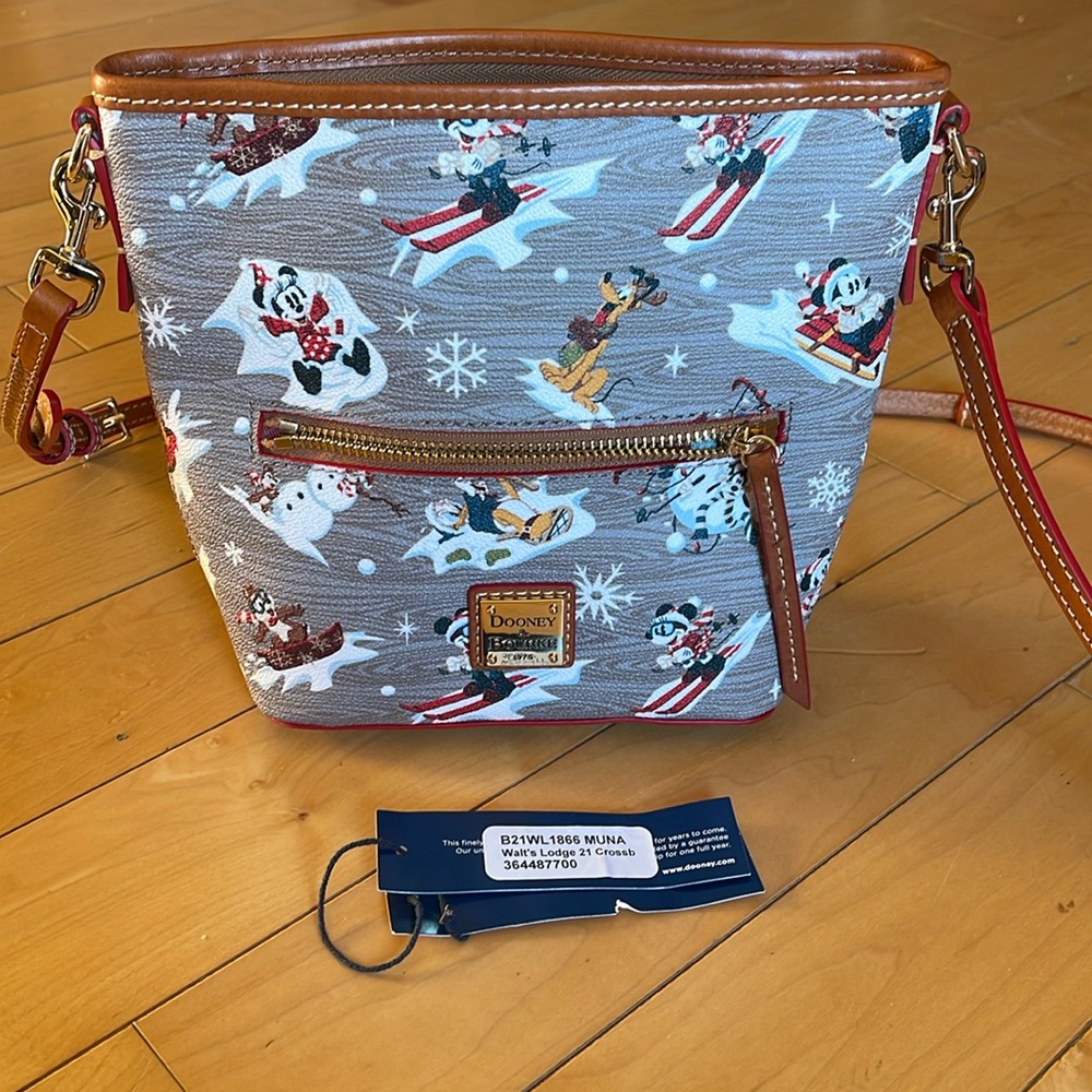 EUC Disney Dooney & Bourke Walt’s Lodge Crossbosy-Christmas/Holiday/Wint…